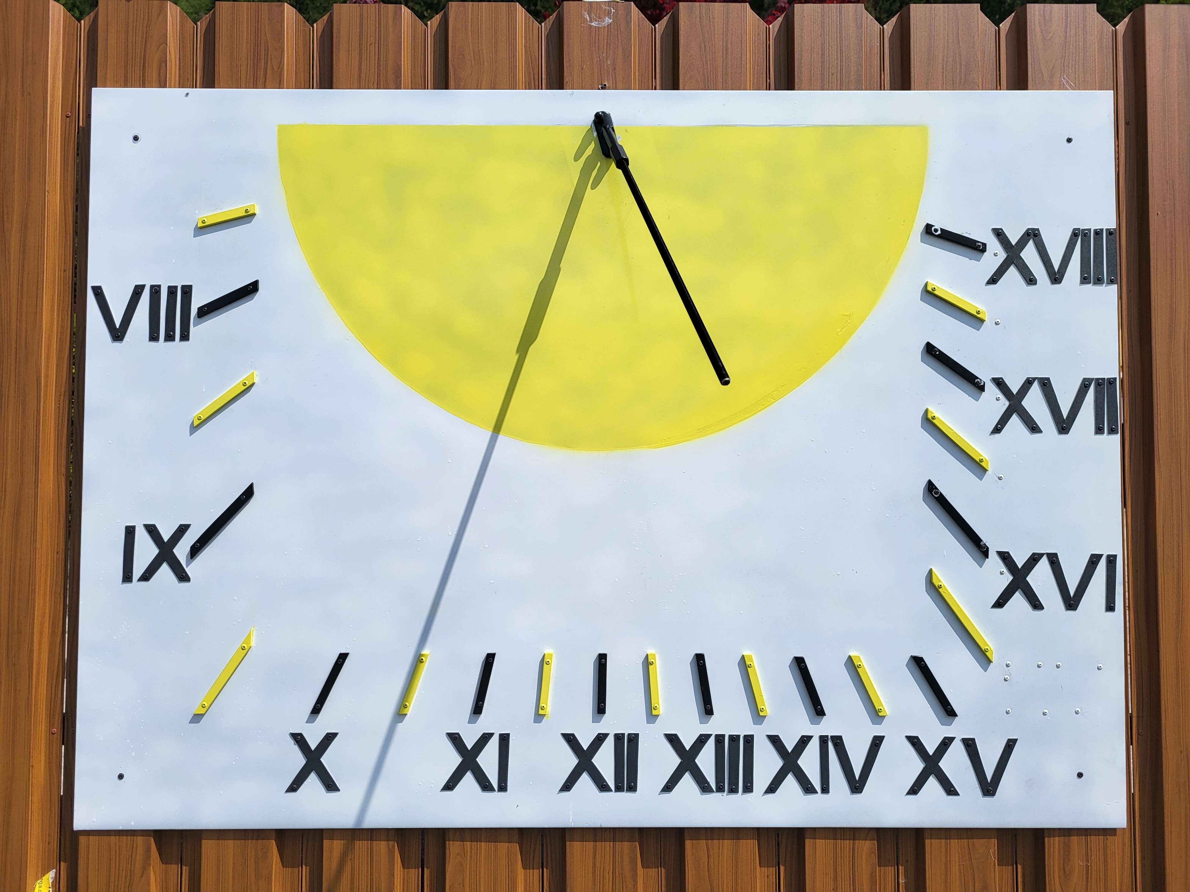 Beispiel einer klassischen vertikalen Sonnenuhr aus Aluminium