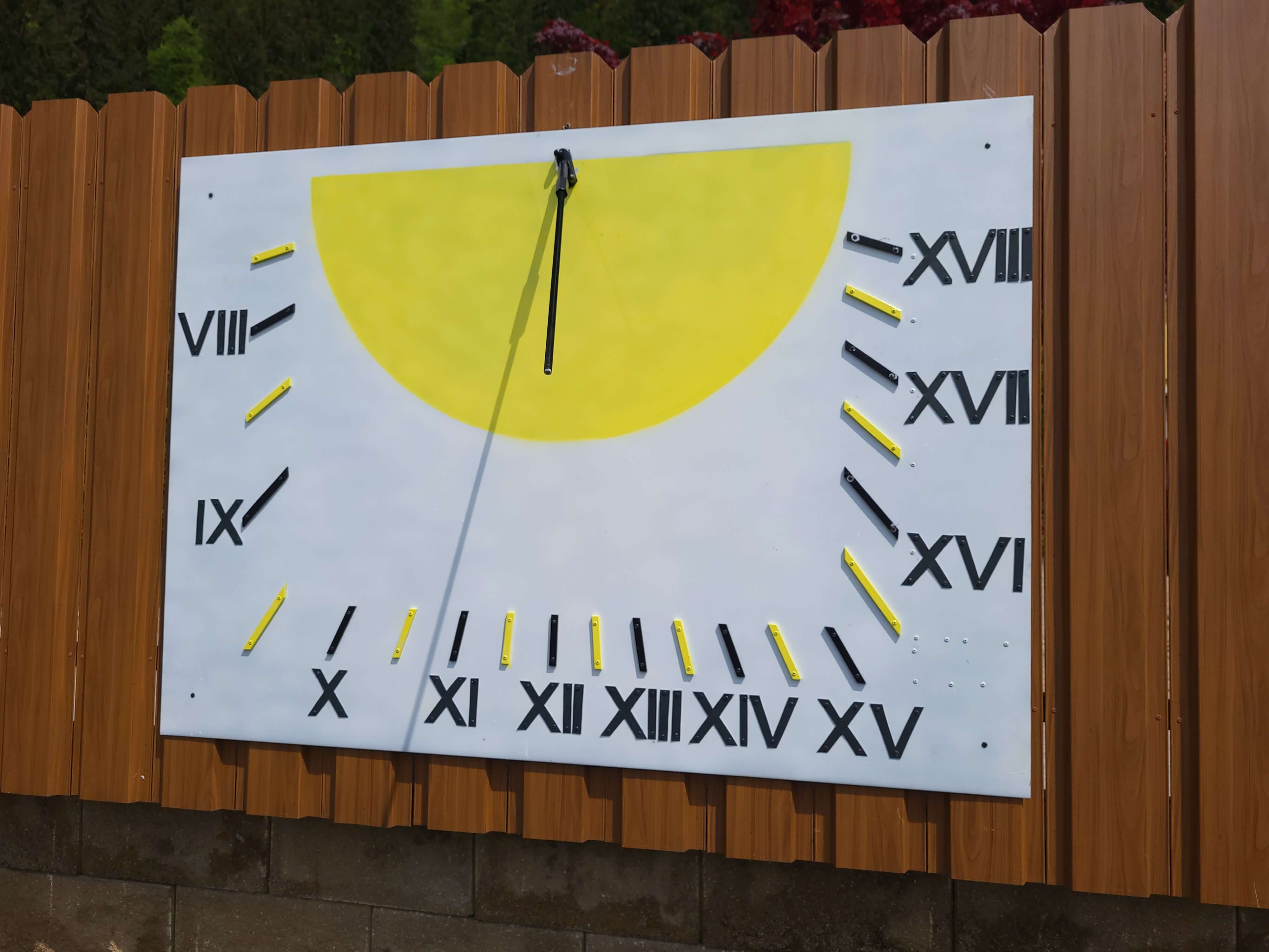 Vertikale Sonnenuhr aus Aluminium an einer Hauswand