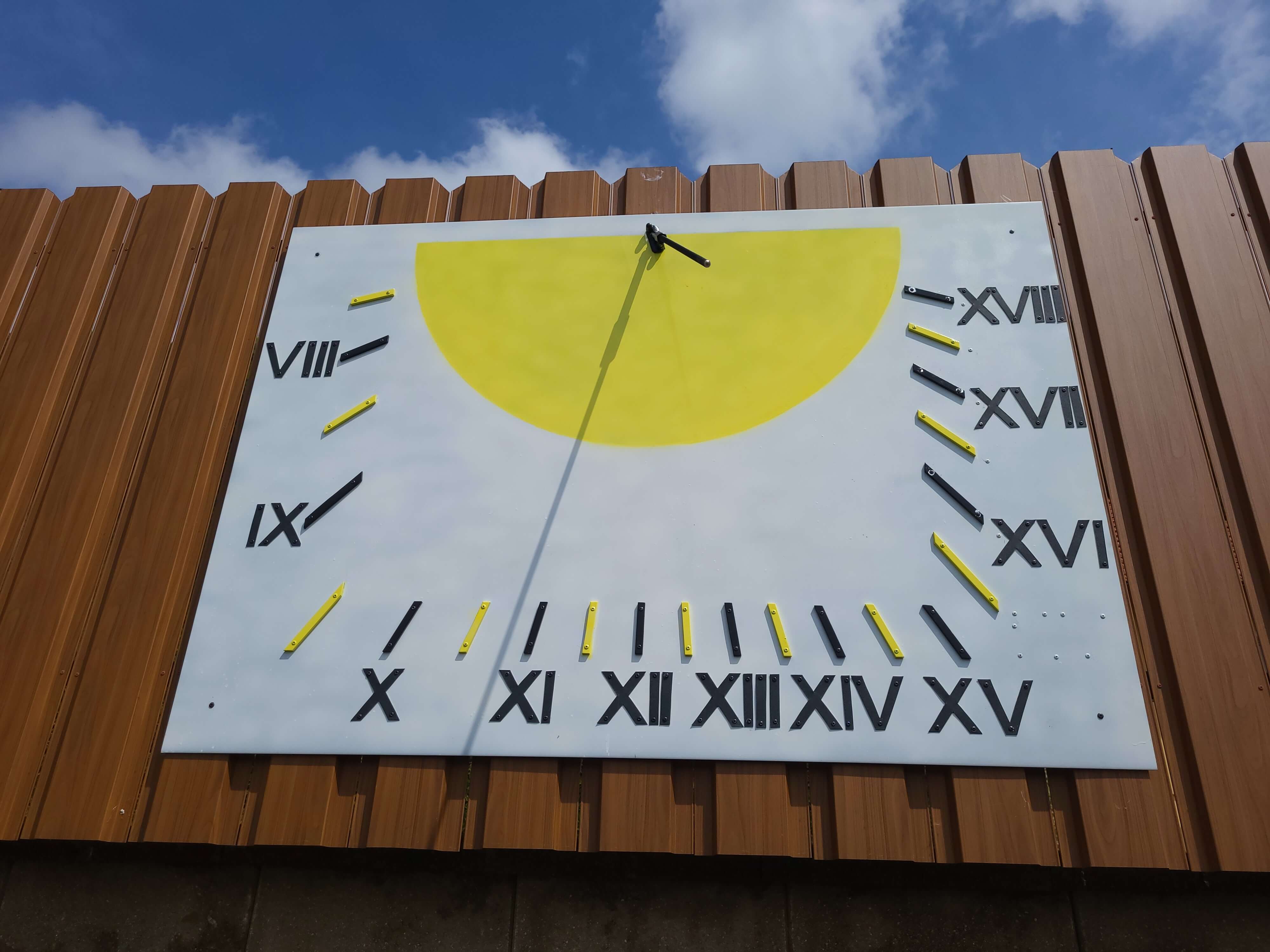 Detail einer klassischen Sonnenuhr aus Aluminium