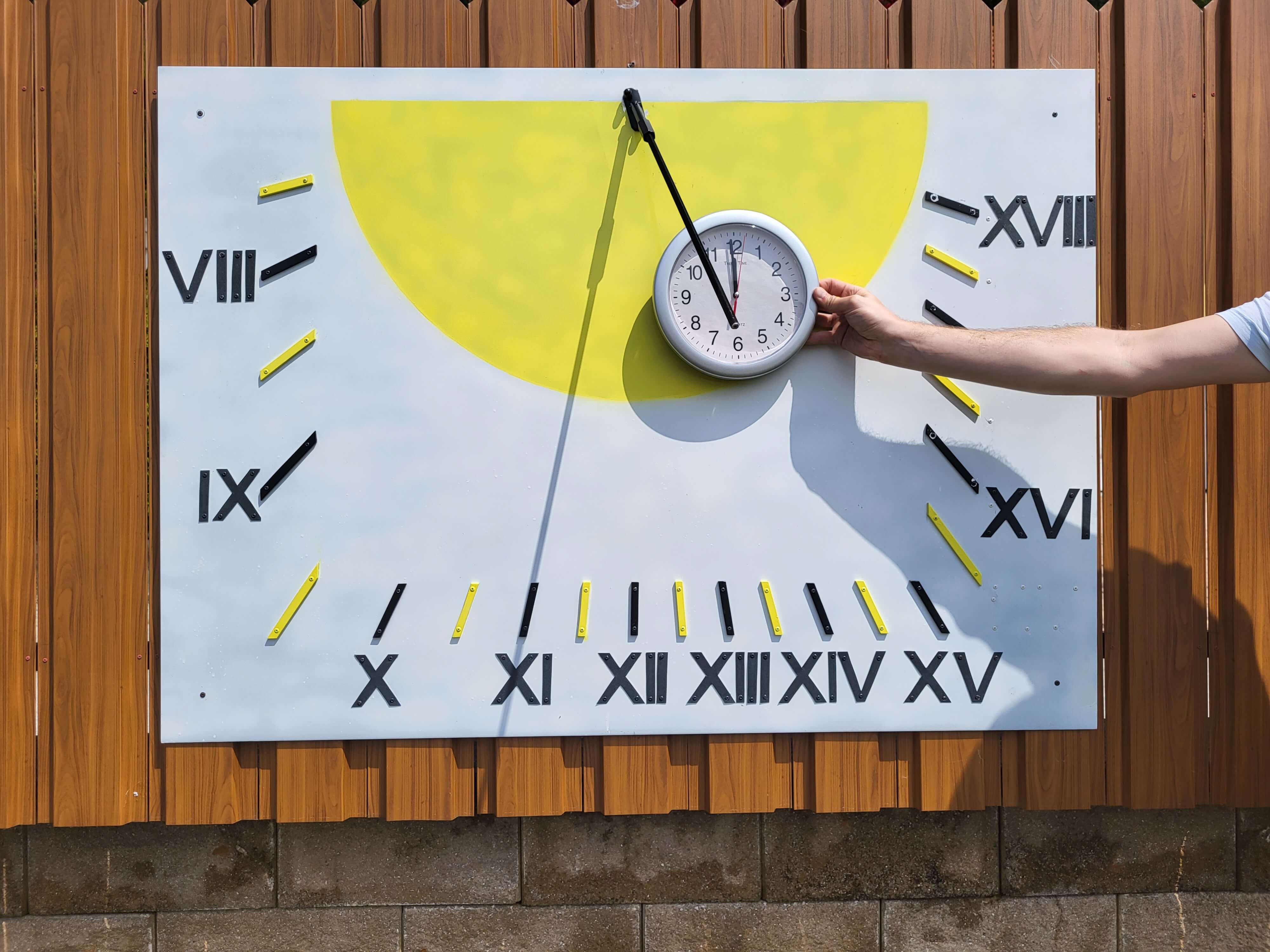 Ansicht des Zifferblatts einer klassischen Sonnenuhr aus Aluminium