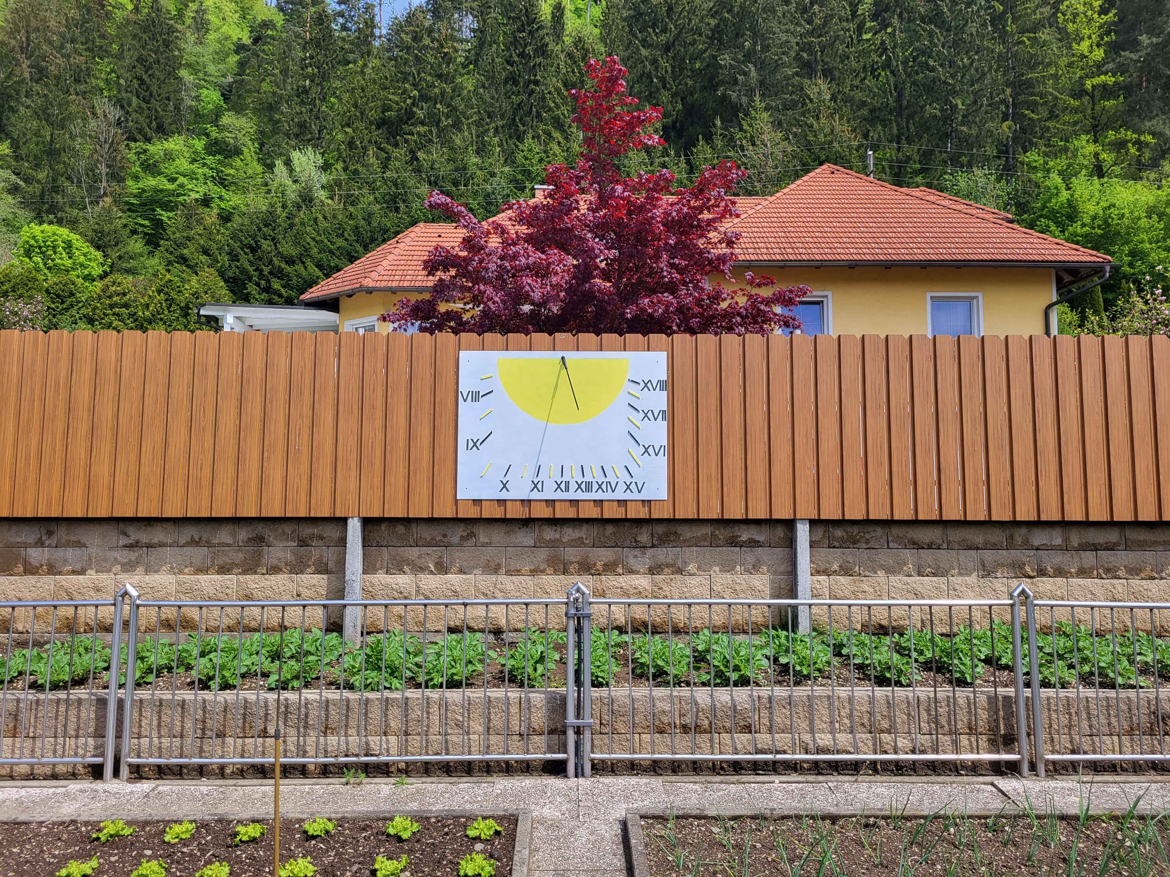 Gefertigte klassische vertikale Sonnenuhr aus Aluminium