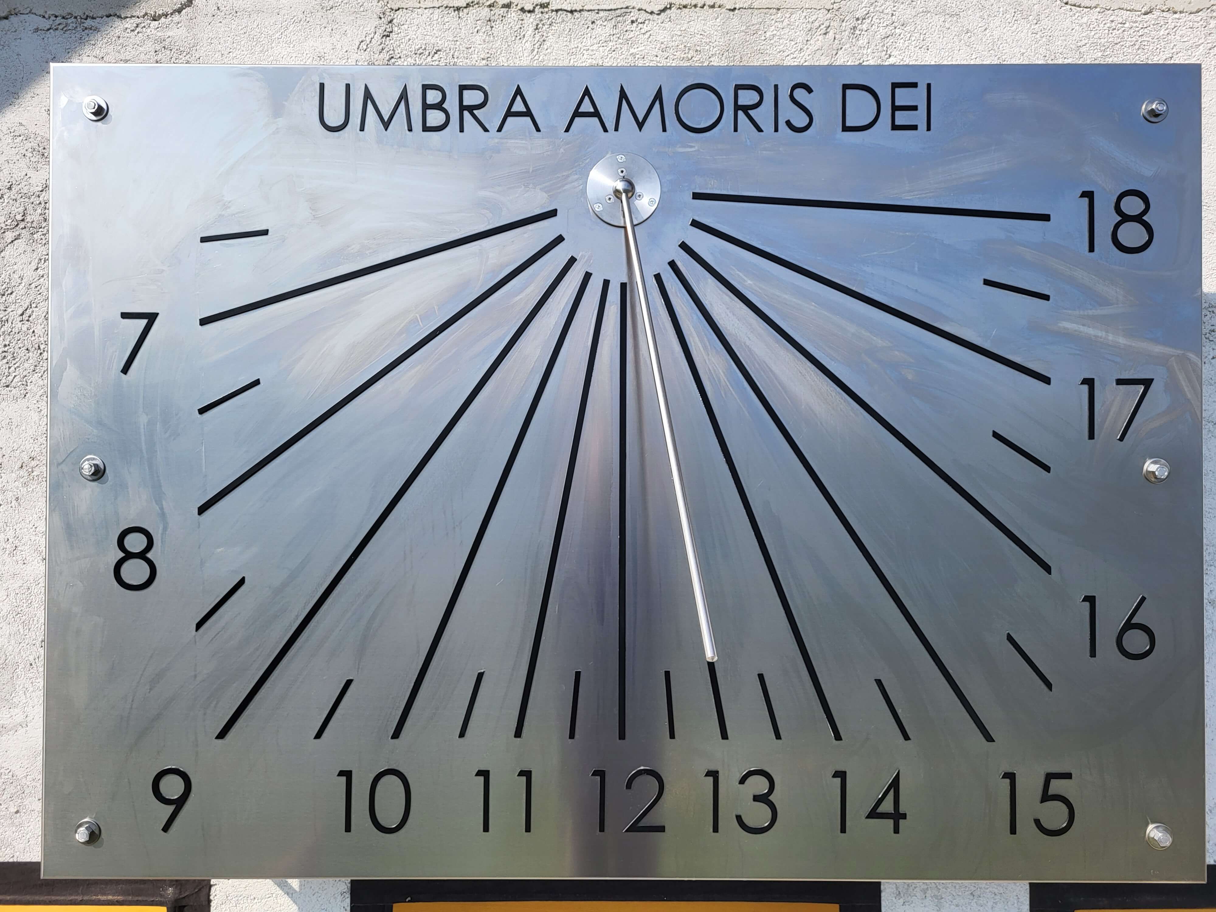 Beispiel einer vertikalen Sonnenuhr aus Edelstahl