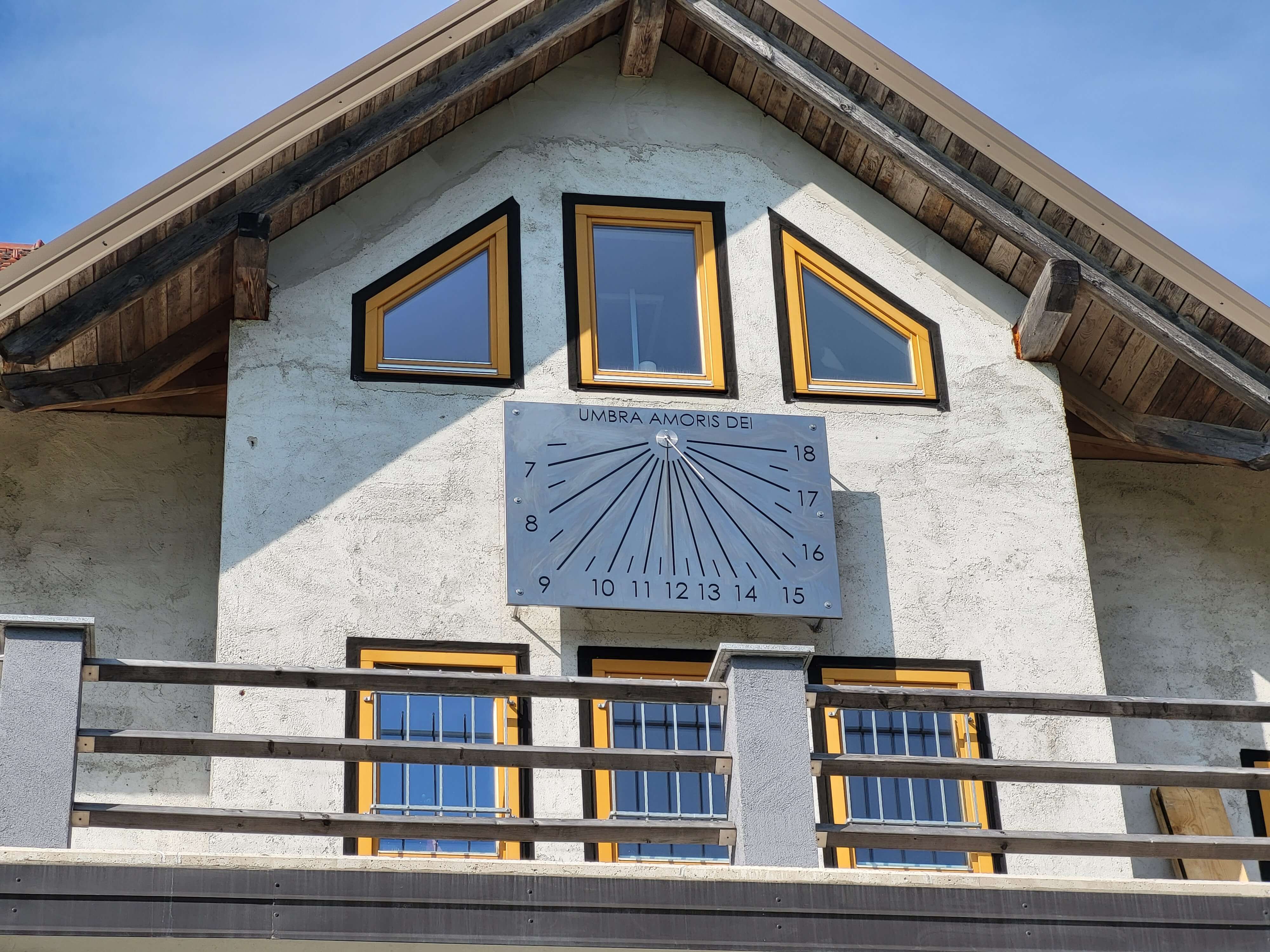 Detail einer vertikalen Sonnenuhr aus Edelstahl