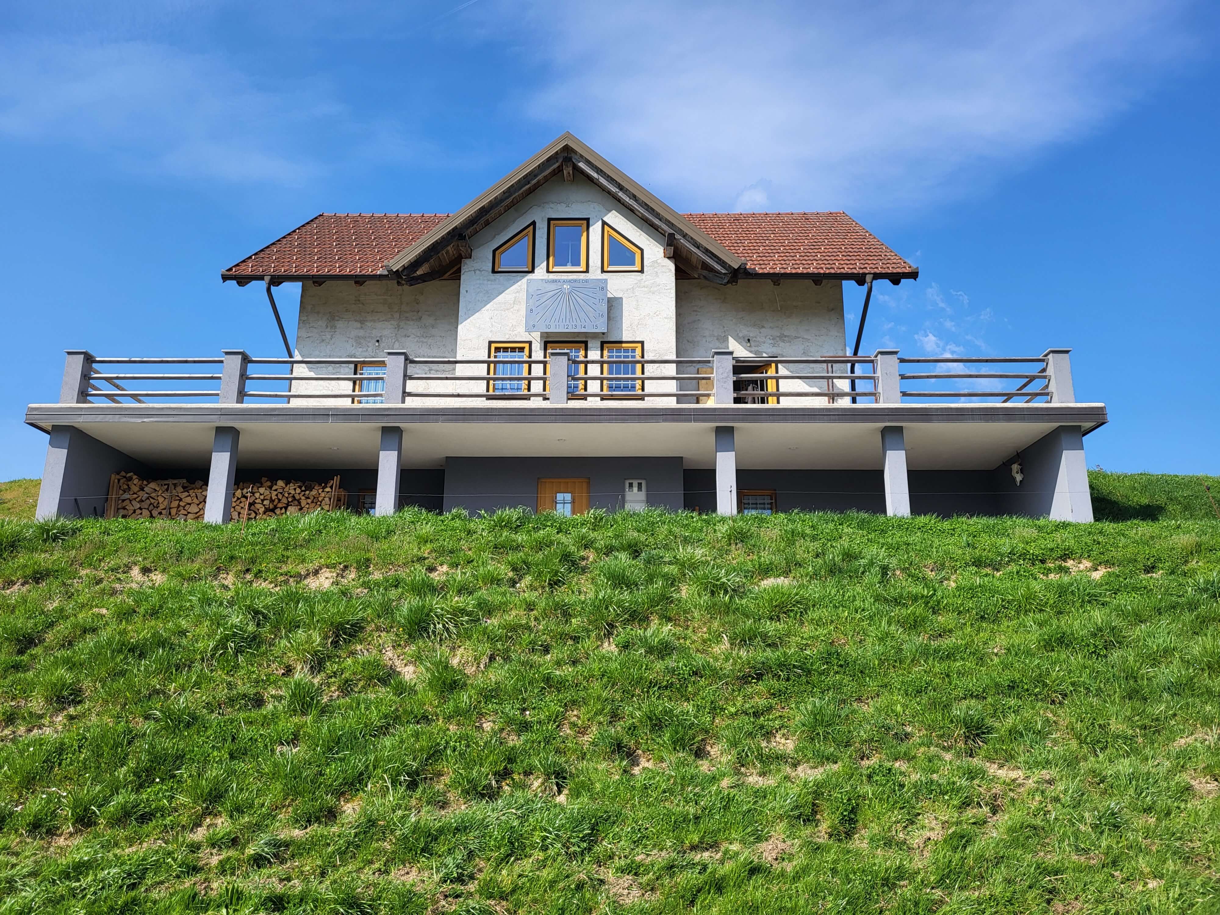 Gefertigte vertikale Sonnenuhr aus Edelstahl