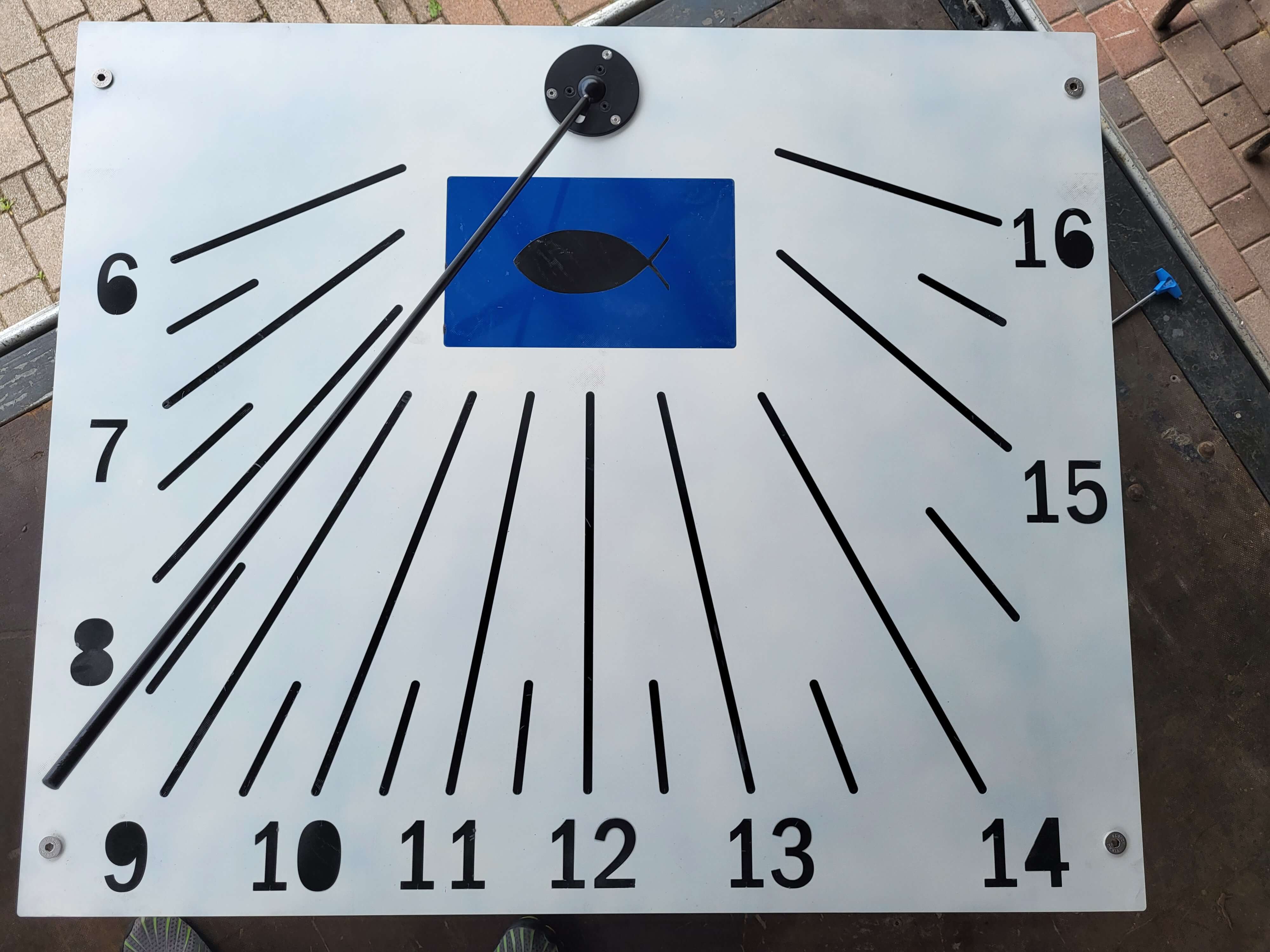 Beispiel einer vertikalen Sonnenuhr aus Aluminium