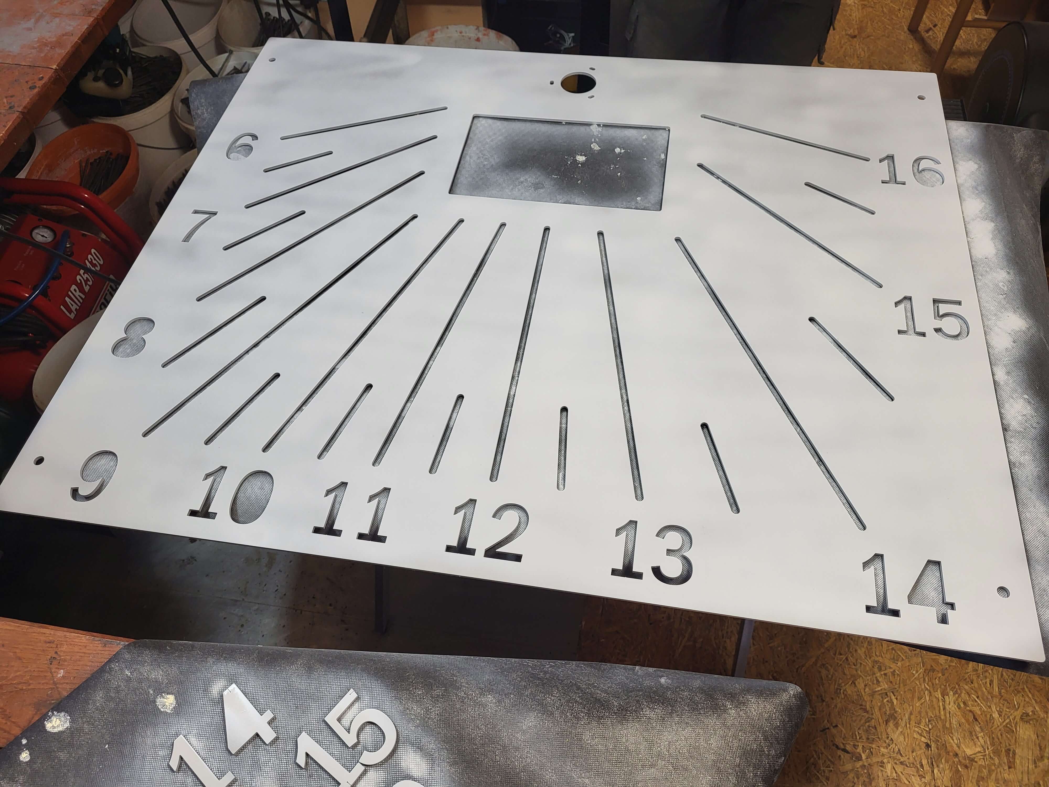 Vertikale Sonnenuhr aus Aluminium an einer Hauswand