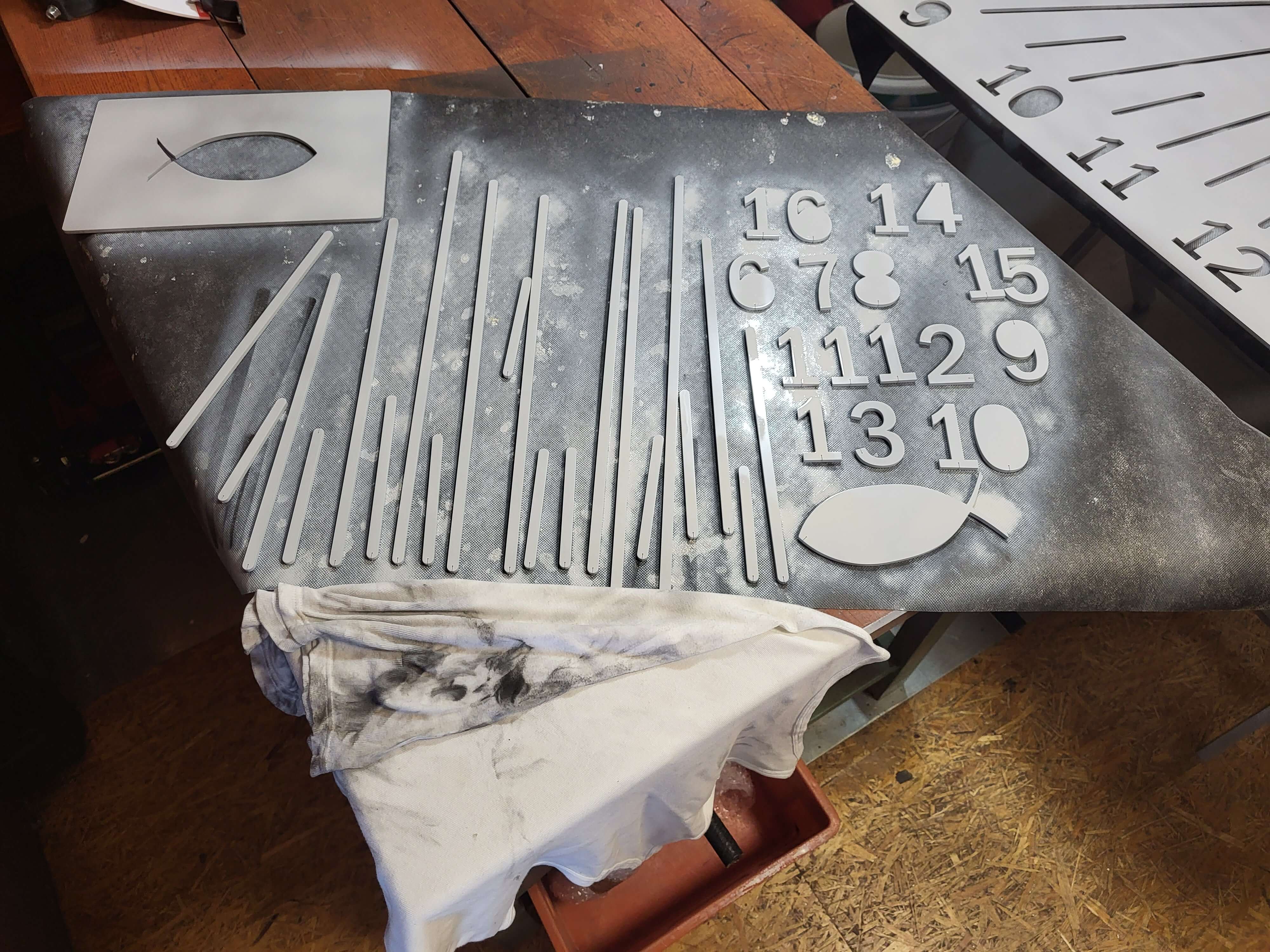 Detail einer vertikalen Sonnenuhr aus Aluminium