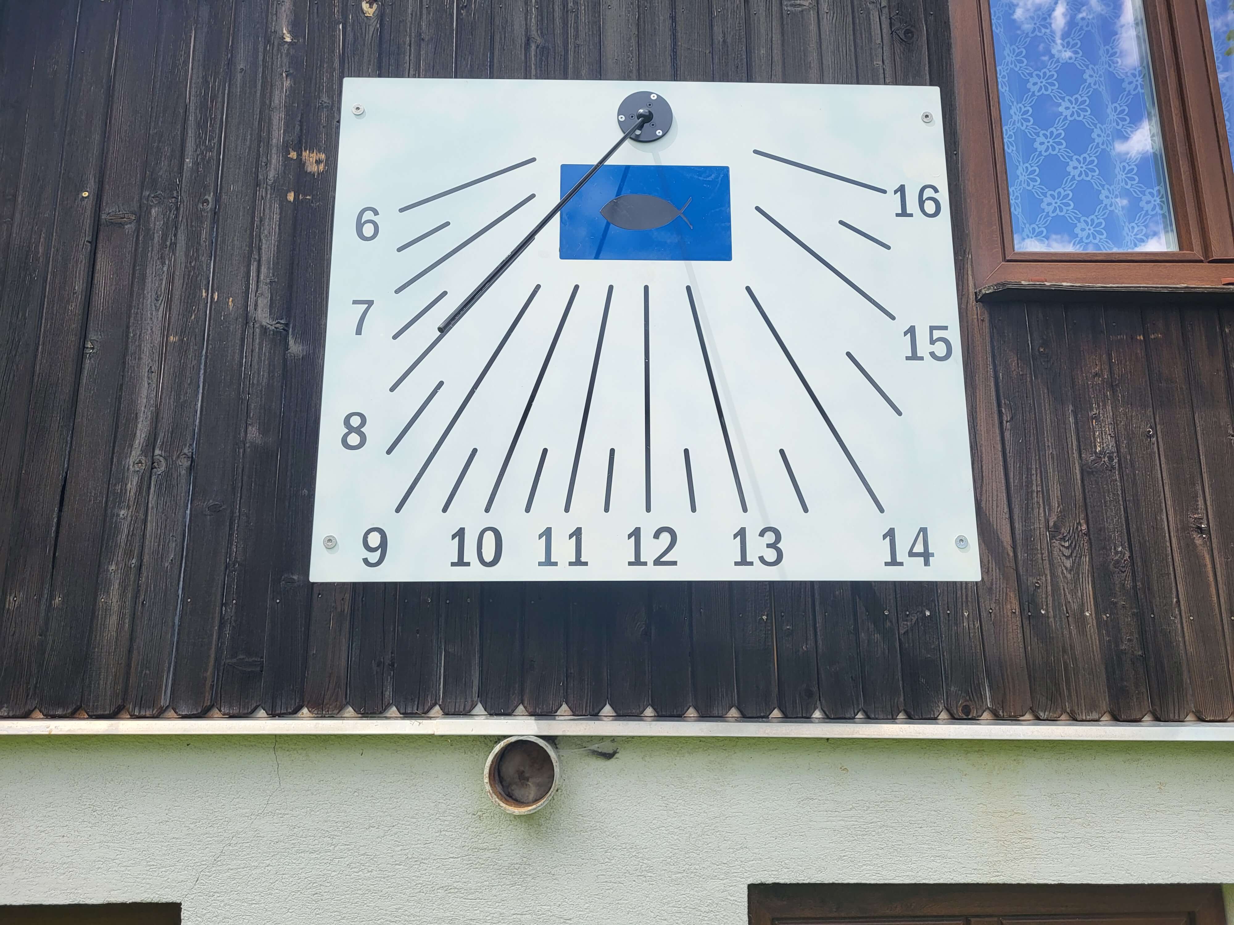 Ansicht des Zifferblatts einer Sonnenuhr aus Aluminium