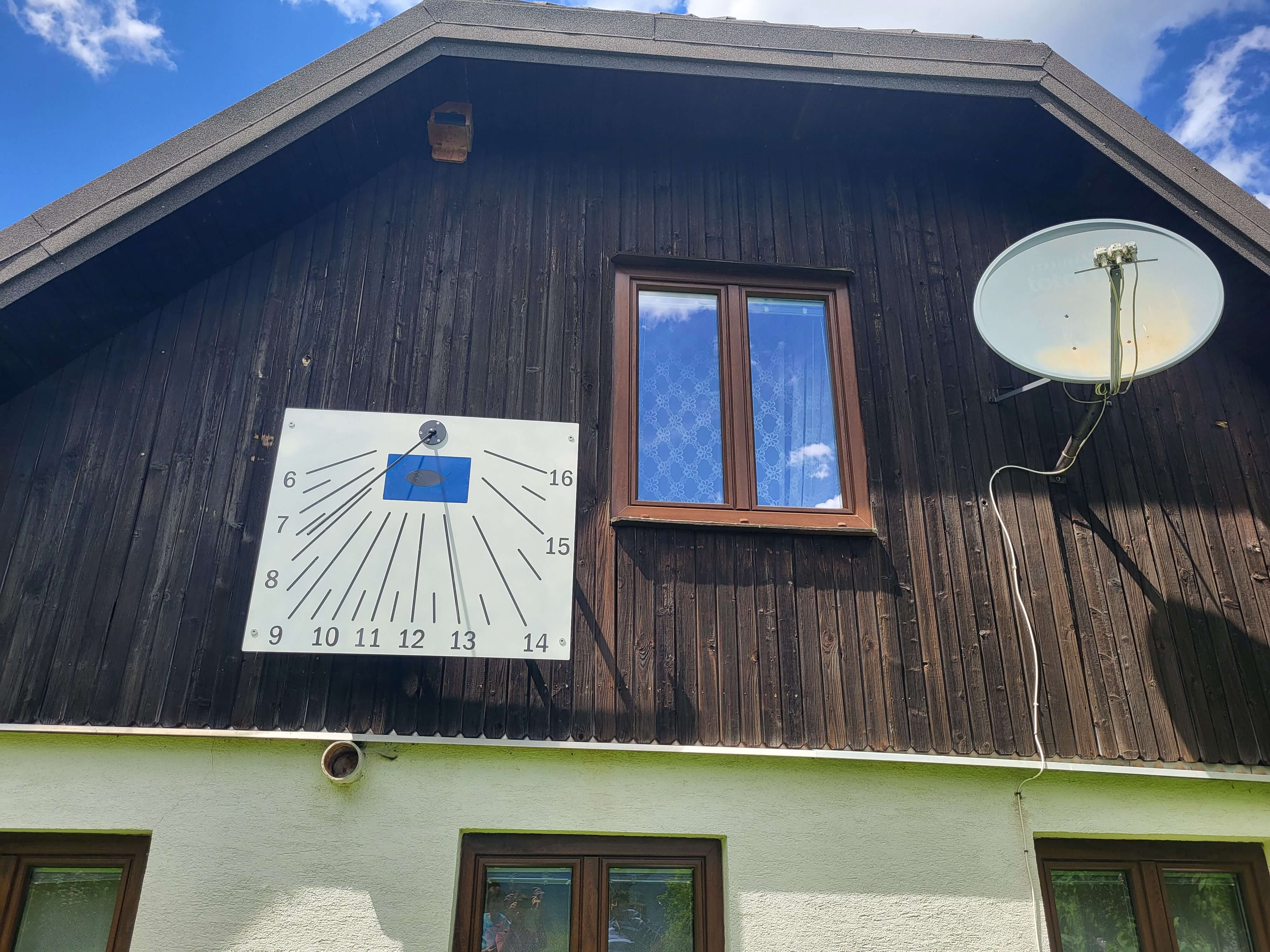 Gefertigte vertikale Sonnenuhr aus Aluminium